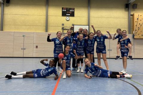 D2-Mädchen feiern ersten Saisonsieg (22:12)