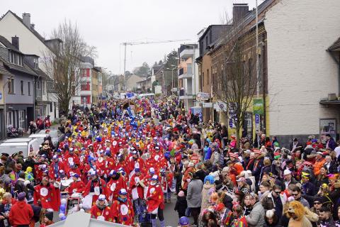 Karneval pur: Ein unvergesslicher Zug und eine ausgelassene Party im Anschluss